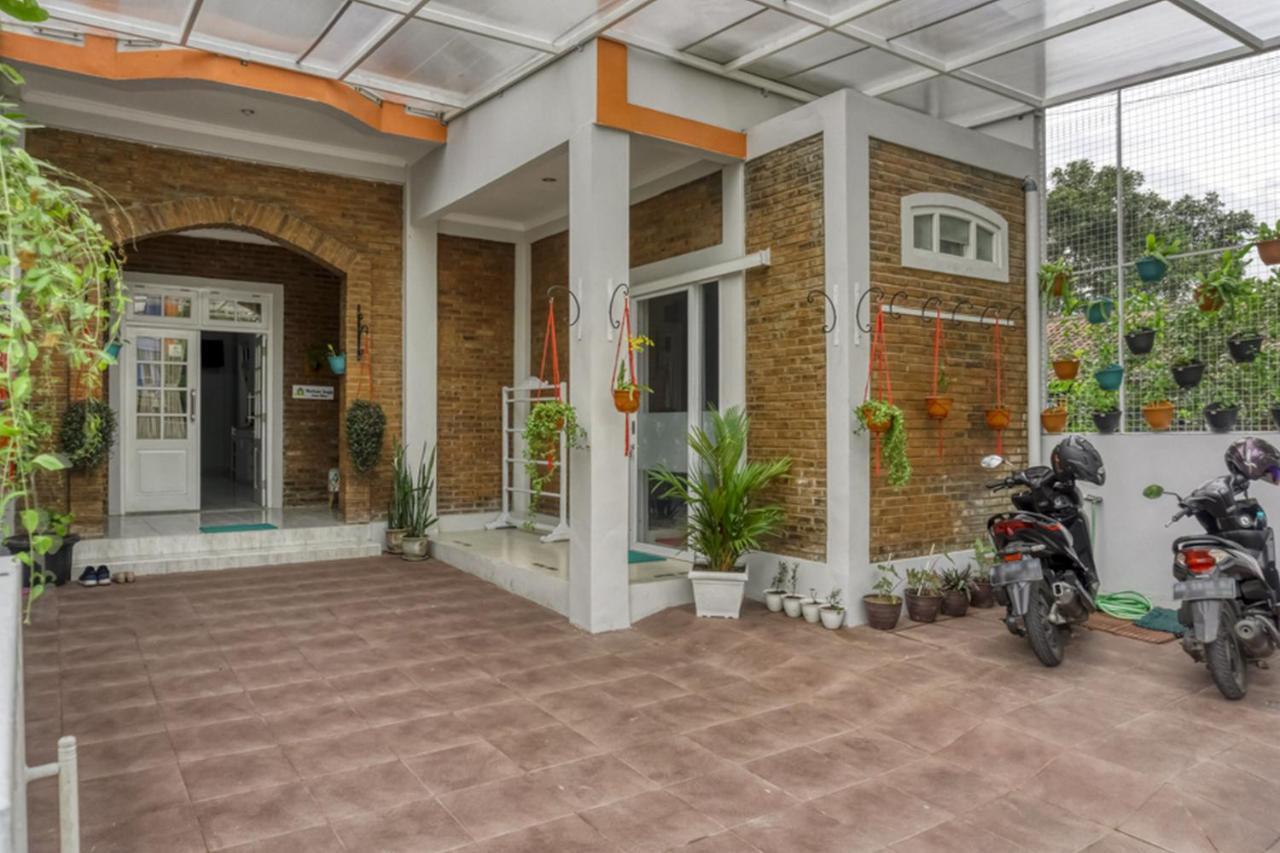 Hotel RedDoorz near Sindu Kusuma Edupark 2 Cebongan Exterior foto