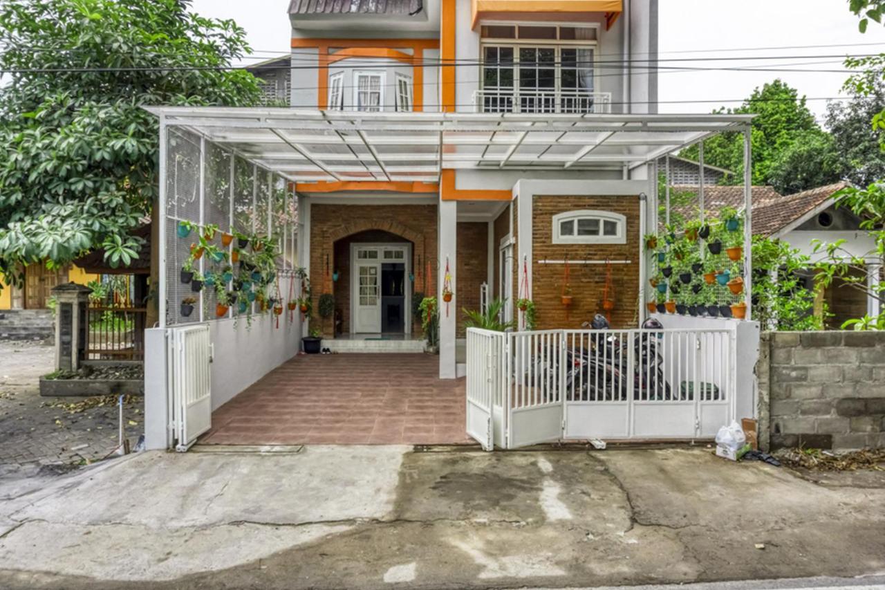 Hotel RedDoorz near Sindu Kusuma Edupark 2 Cebongan Exterior foto