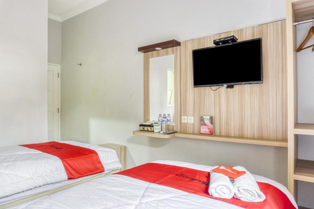 Hotel RedDoorz near Sindu Kusuma Edupark 2 Cebongan Exterior foto